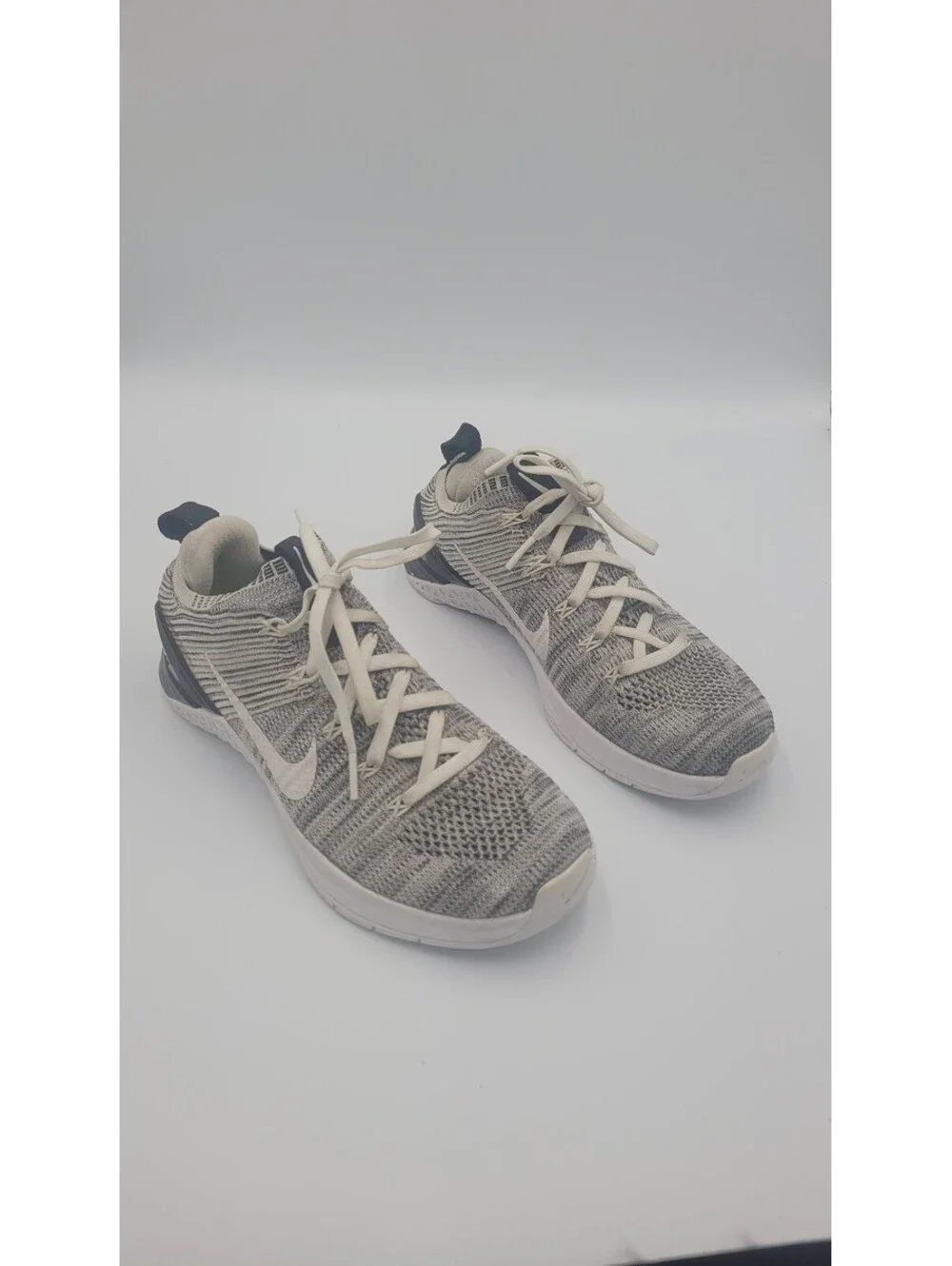 Nike Metcon Flyknit 3 Training Shoes Size 7 US Women's Gray and White